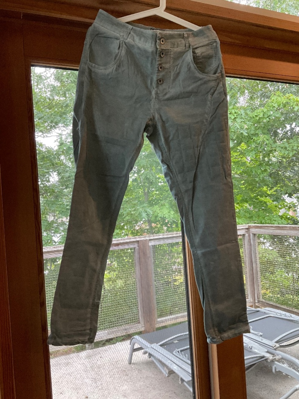 Classic femme fatale 4 button pant in size large